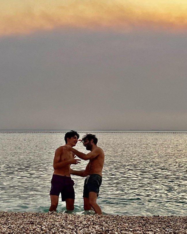 Νίκος Κουρής: Στην παραλία με τον ολόιδιο 16χρονο γιο του - Η απίστευτη ομοιότητα