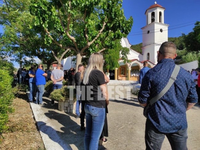 Τάσος Μπερδέσης: Θρήνος στο τελευταίο αντίο για τον πυγμάχο - Συντετριμμένη η οικογένειά του στην κηδεία [Βίντεο]