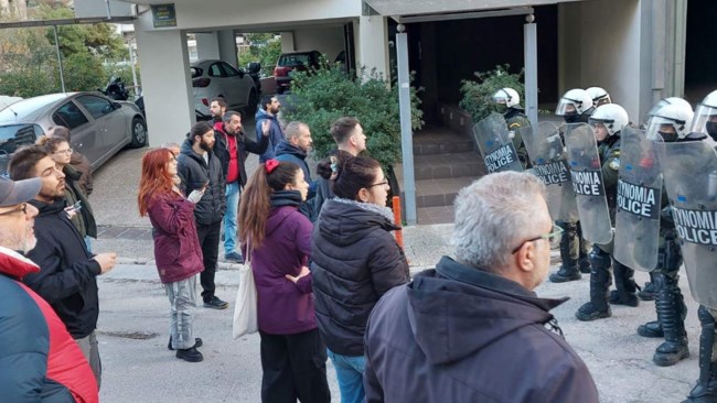 Νέα επιχείρηση έξωσης της Ιωάννας Κολοβού: Έσπασαν την πόρτα με πριόνι, συνελήφθη μαζί με τον γιο της [εικόνες - βίντεο]