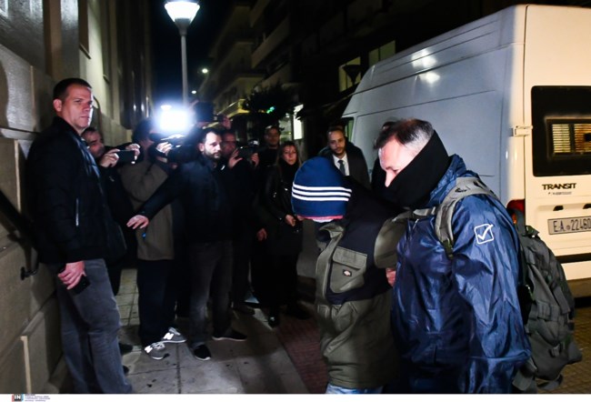 Πάτρα: "Πήρα το ρίσκο και έχασα", είπε ο αντιεξουσιαστής - Και ο "Στέλιος" της 17Ν έξω από τα δικαστήρια για συμπαράσταση