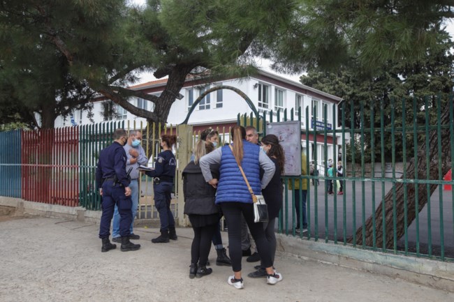 Θεσσαλονίκη: Συγκλονισμένοι οι γονείς από την κατάρρευση οροφής σε σχολείο – ''Παραλίγο να θρηνήσουμε 21 ζωές''
