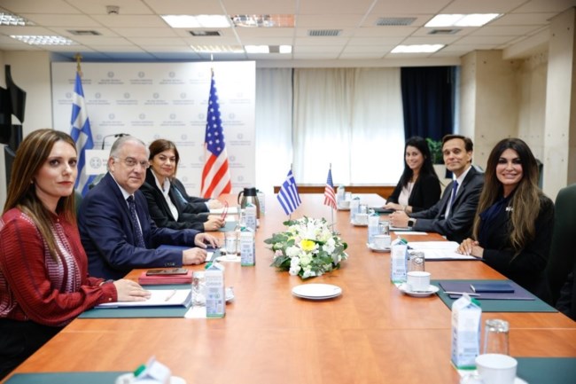 Συνάντηση Κίμπερλι - Θεοδωρικάκου: Μέσω... Ελευσίνας θέλουν οι ΗΠΑ να παρακάμψουν τον "κινέζικο" Πειραιά