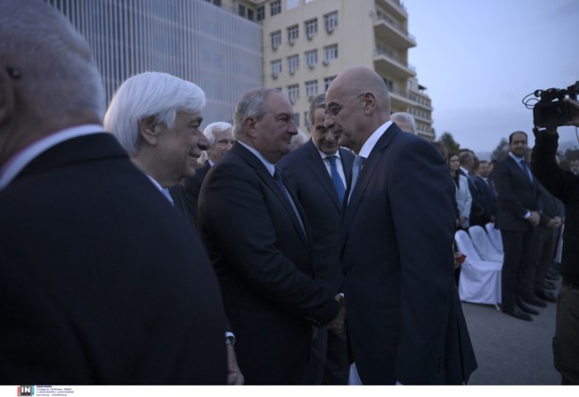 "Αρχηγική" εμφάνιση Δένδια μαζί με τους δύο πρώην πρωθυπουργούς της ΝΔ- Η απουσία Μητσοτάκη και το παρασκήνιο