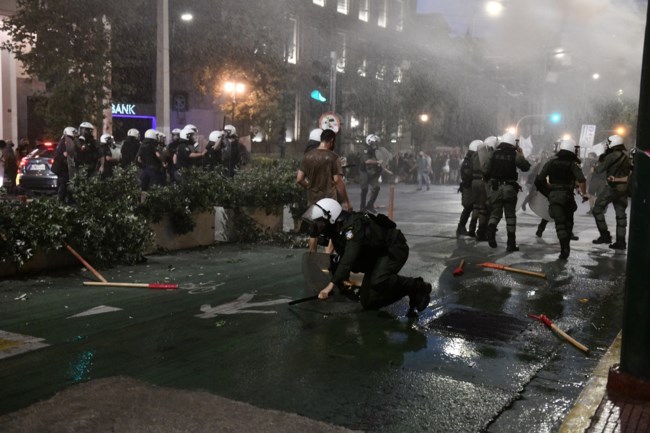 Επεισόδια στο κέντρο της Αθήνας: Χημικά και κρότου λάμψης στο φοιτητικό συλλαλητήριο - Στον δρόμο η αύρα