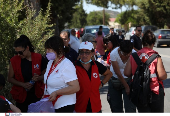 Σε εξέλιξη το πύρινο μέτωπο στην Λέσβο - Εκκενώθηκαν δύο οικισμοί