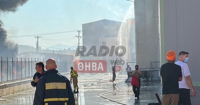 Μεγάλη φωτιά σε εργοστάσιο με πλαστικά στη Ριτσώνα - Μήνυμα 112 για επικίνδυνους καπνούς [εικόνες - βίντεο]