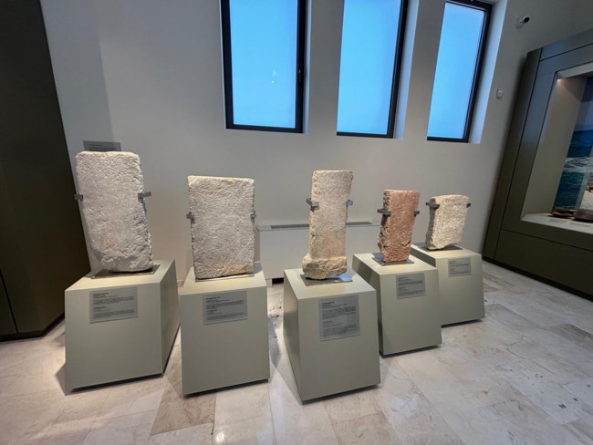 Διαχρονικό Μουσείο στην Τήλο: Αρχαιολογικά ευρήματα από όλη την ιστορία του νησιού - Εγκαινιάστηκε από τη Λίνα Μενδώνη