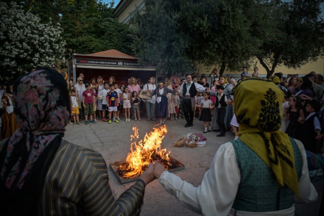 ΦΩΤΙΑ ΚΛΗΔΟΝΑΣ