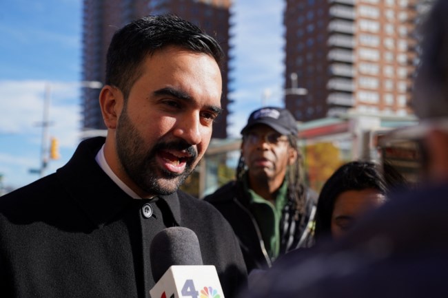 Ο Τραμπ απειλεί να κόψει την χρηματοδότηση στη Νέα Υόρκη αν εκλεγεί δήμαρχος ο Μαμντάνι: "Είναι κομμουνιστής"