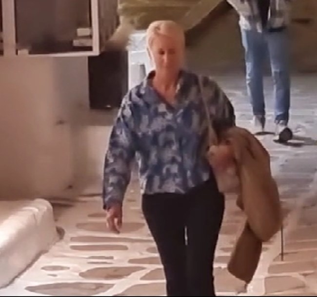 Νατάσα Παζαΐτη: Η μοναχική βόλτα στα Ματογιάννια με φλοράλ πουκάμισο και flared τζιν - Το ταξίδι στη Μύκονο