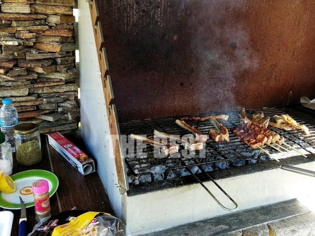 Τσικνοπέμπτη - Πάτρα: Πήραν... φωτιά οι ψησταριές σε αυλές και μπαλκόνια - Μπλόκα από την αστυνομία [εικόνες]