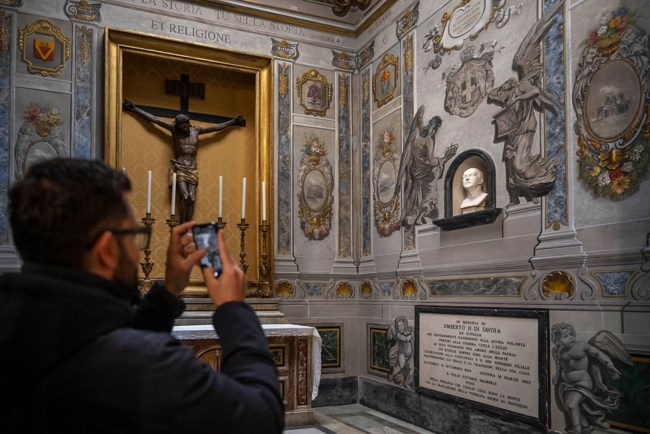 Το "πρόσωπο" της Μελόνι ζωγραφισμένο ξανά στη βασιλική San Lorenzo in Lucina της Ρώμης