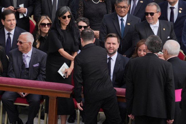 Συνάντηση Ζελένσκι-Βανς στο περιθώριο της τελετής ενθρόνισης του Λέοντα ΙΔ΄