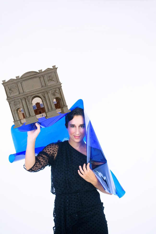 Ο σκηνοθέτης Γιάννης Καλαβριανός στο TheTOC για τα "Κατασκευασμένα Συμφέροντα" - Πόσο επίκαιρο είναι το έργο σήμερα