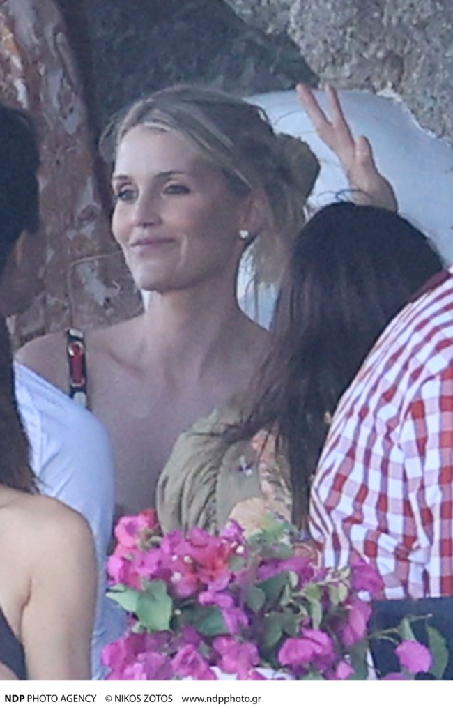 Η ανιψιά της πριγκίπισσας Νταϊάνα σε εστιατόριο στη Μύκονο - Με πουά φόρεμα και λευκά mules