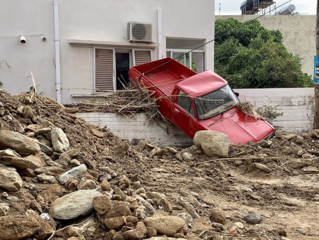 Αγία Πελαγία: Πάνω από 30 αυτοκίνητα και μηχανάκια στη θάλασσα - Τους ζητούν 400 ευρώ για να τα "ψαρέψουν"