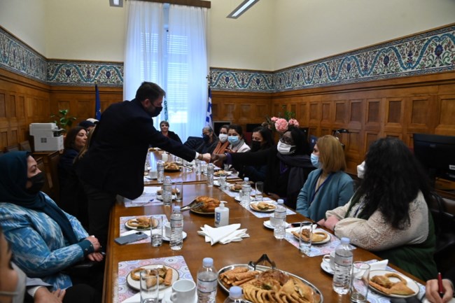 Συνάντηση Ανδρουλάκη με γυναίκες πρόσφυγες  από Ουκρανία και άλλες χώρες: "Ο ανθρώπινος πόνος δεν έχει χρώμα" [εικόνες]