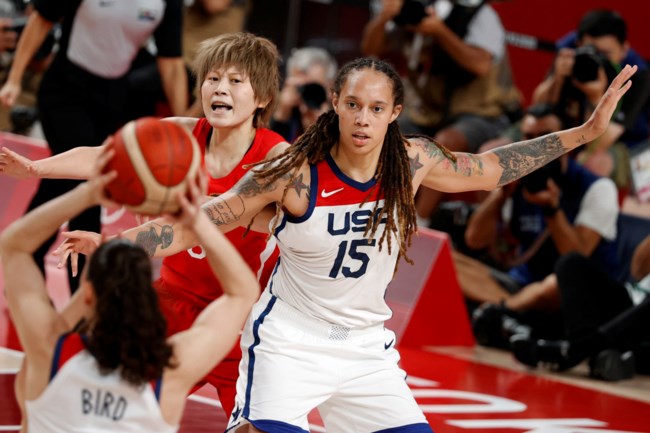 Brittney Griner: Αυτή είναι η δίμετρη Αμερικανίδα σταρ του γυναικείου μπάσκετ που κρατείται σε ρωσική φυλακή - Τι συνέβη