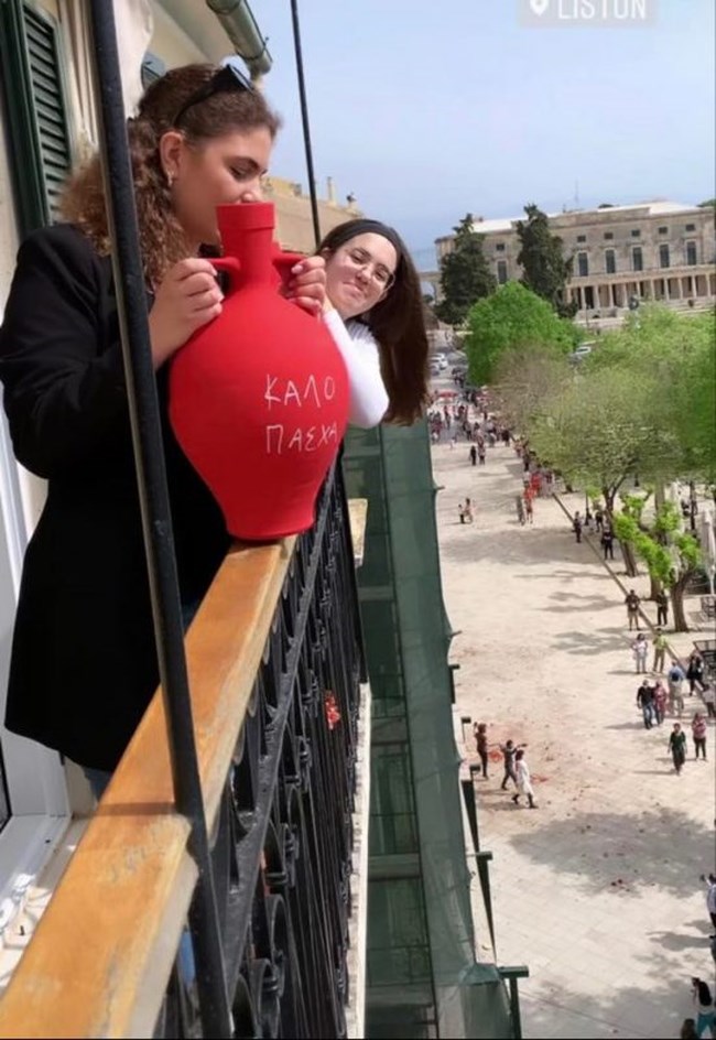 Κέρκυρα: "Εξάγνισαν" το νησί οι "μπότηδες" - Η πρώτη Ανάσταση και το έθιμο με τα κανάτια [εικόνες - βίντεο]
