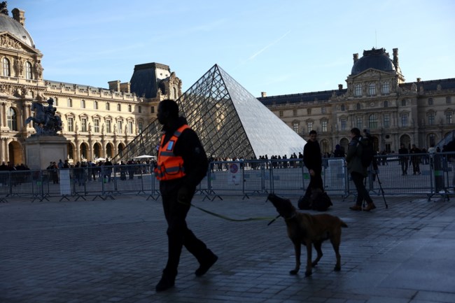 Νέες αποκαλύψεις για τη ληστεία στο Λούβρο: Οι δράστες ξέφυγαν από τους αστυνομικούς για 30 δευτερόλεπτα