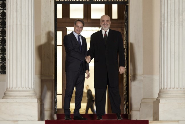 Ο Μητσοτάκης παρέθεσε δείπνο στο Μαξίμου στον πρωθυπουργό της Αλβανίας- Προηγήθηκε ξενάγηση στην έκθεση έργων του Ράμα