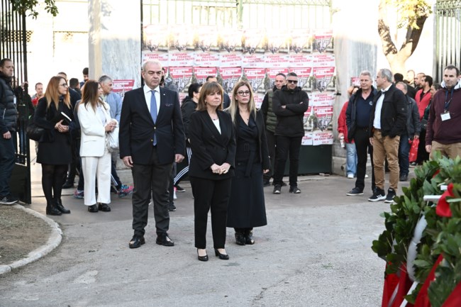 Στεφάνι στο Πολυτεχνείο κατέθεσε η Κ. Σακελλαροπούλου: "Χρέος μας η προάσπιση της δημοκρατίας με την ίδια ακλόνητη βούληση"