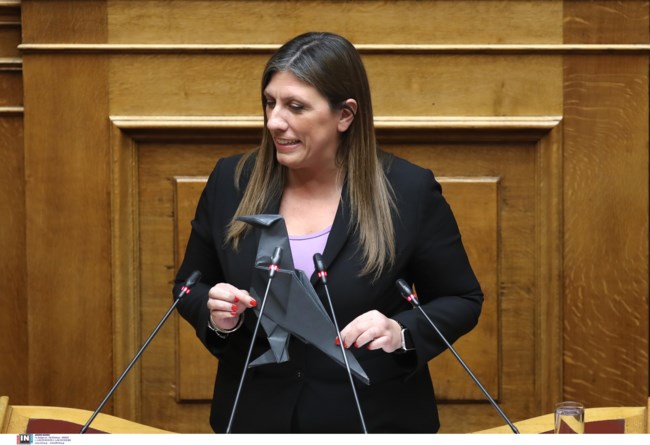 Η Ζωή εμφανίστηκε στο βήμα της Βουλής με ένα μαύρο "κοράκι"- Ηθελε να το καταθέσει και στα πρακτικά