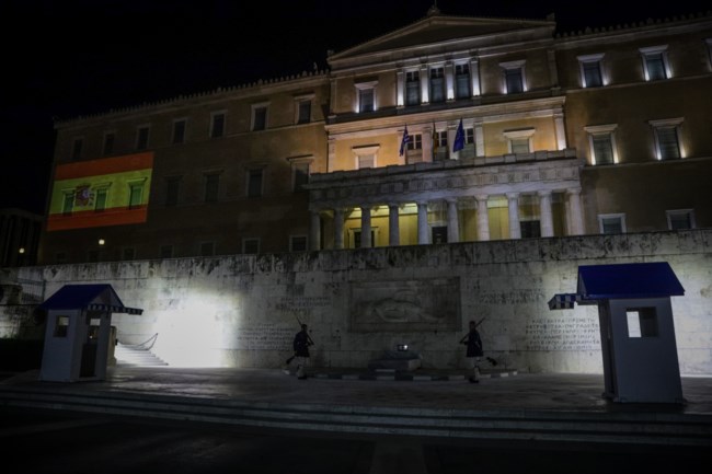 Με τα χρώματα της ισπανικής σημαίας φωταγωγείται η Βουλή - Εικόνες