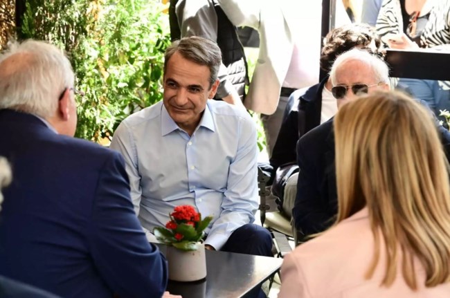 Κυριάκος Μητσοτάκης: Επισκέφτηκε την αγορά στο Μαρούσι και άναψε κερί στην εκκλησία [εικόνες]