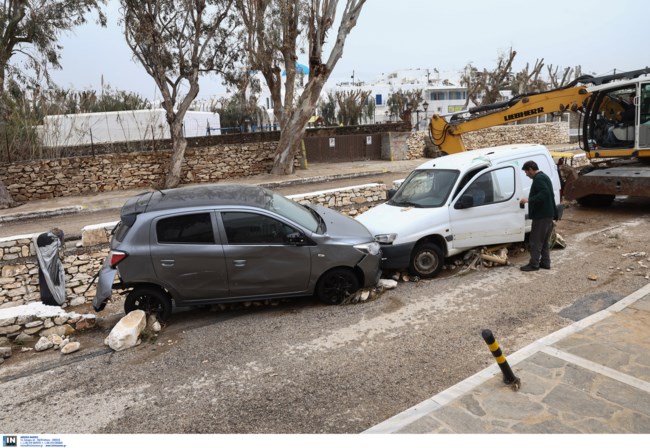 Κακοκαιρία: Λάσπη παντού και αναποδογυρισμένα αυτοκίνητα - Δύσκολη η επόμενη ημέρα στην Πάρο, πλημμύρες σε Μύκονο και Χανιά