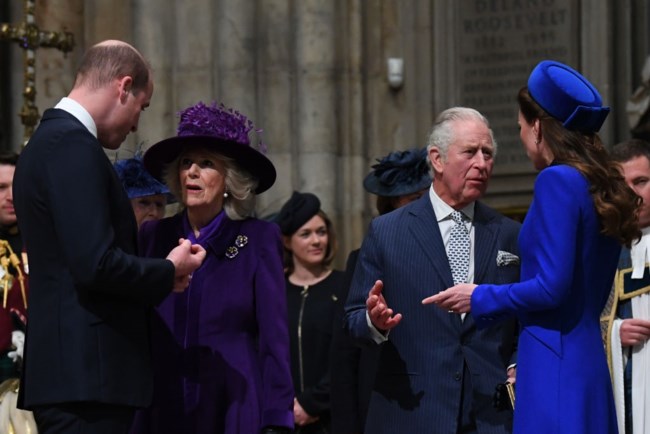 Η επανένωση των Βρετανών royals: Η συνάντηση της Κέιτ και του Γουίλιαμ με τον Κάρολο και την Καμίλα