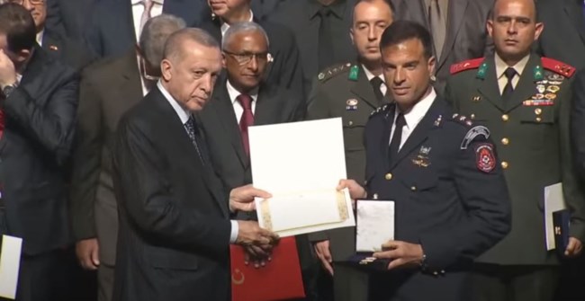 Ερντογάν: "Γνωρίζουμε ποιοι ήταν οι φίλοι μας τη μαύρη ημέρα" - βράβευσε ΕΜΑΚ, ΕΚΑΒ για τη βοήθεια στους σεισμούς