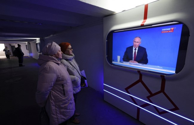 "Βλαντίμιρ Βλαντιμίροβιτς, να ξεκινήσουμε να πίνουμε;" - Τα σαρκαστικά SMS Ρώσων πολιτών στη συνέντευξη Πούτιν