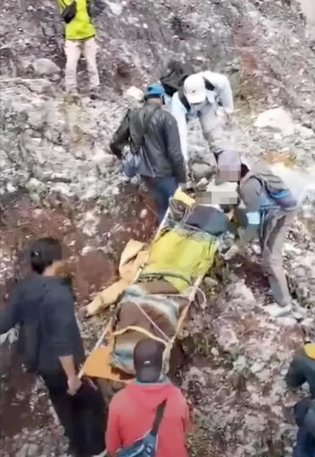 ΙΝΔΟΝΗΣΙΑ ΚΙΝΕΖΑ ΤΟΥΡΙΣΤΡΙΑ ΗΦΑΙΣΤΕΙΟ