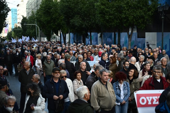 Μεγάλο συλλαλητήριο συνταξιούχων στην Αθήνα - Έφτασαν στο Μέγαρο Μαξίμου [εικόνες - βίντεο]