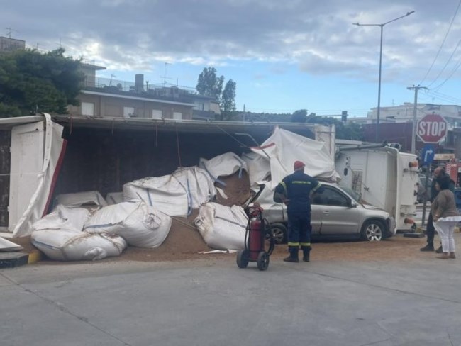 Τροχαίο στη Βάρη: Ανατράπηκε νταλίκα που μετέφερε σακιά με χώμα - "Ισοπέδωσε" ΙΧ [εικόνες - βίντεο]