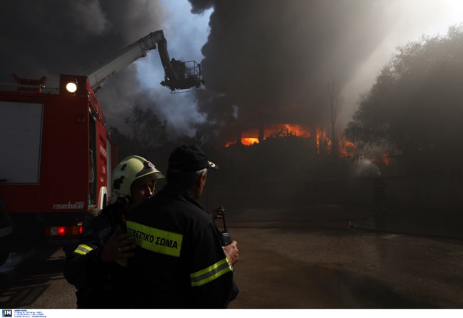 Φωτιά στη Μεταμόρφωση: Αποπνικτική η ατμόσφαιρα στην περιοχή από τον τοξικό καπνό - Μάχη με τις φλόγες [Εικόνες-Βίντεο]