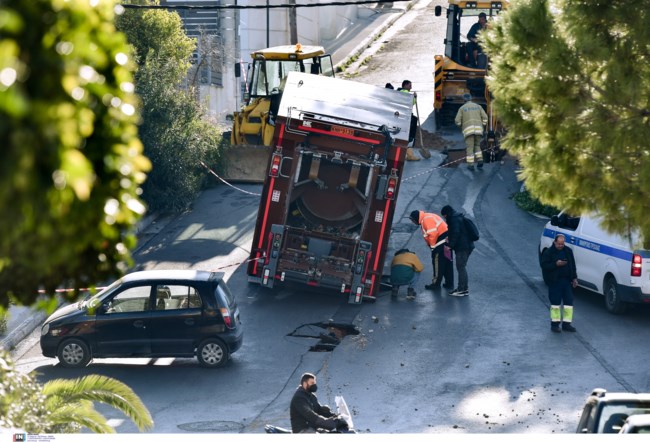 Απίστευτο σκηνικό στον Άλιμο: Άνοιξε ο δρόμος και "κατάπιε" απορριμματοφόρο