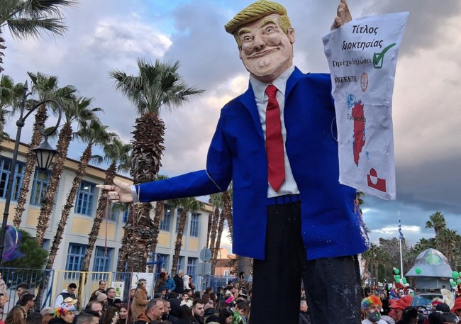 Ναύπλιο: Κάηκε ομοίωμα του Τραμπ κάηκε ως βασιλιάς καρνάβαλος - Το παράρτημα των Ρεπουμπλικανών εισηγείται... δασμούς