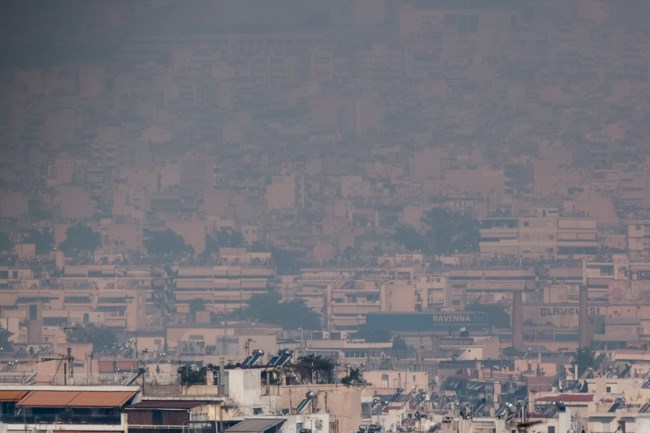 "Πνιγμένη" στον καπνό η Αθήνα από τη φωτιά στην Πάρνηθα- Αποπνικτική η ατμόσφαιρα [εικόνες]