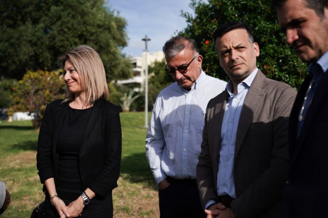 Χάρης Δούκας και Μαρία Καρυστιανού στο σημείο που θα ανεγερθεί "Το Δένδρο των Ψυχών" για τα θύματα των Τεμπών