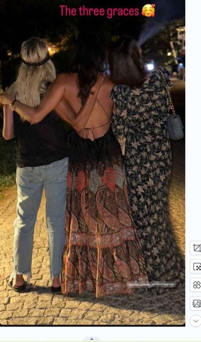 Δήμητρα Κούστα: Με boho εξώπλατο φόρεμα με την Αννα Βίσση και τη Σοφία Καρβέλα - "Οι τρεις χάριτες"
