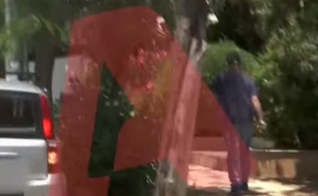 Πέτρος Φιλιππίδης: Η στιγμή που μπαίνει στο σπίτι του μετά το εξιτήριο από το νοσοκομείο [Εικόνες - Βίντεο]