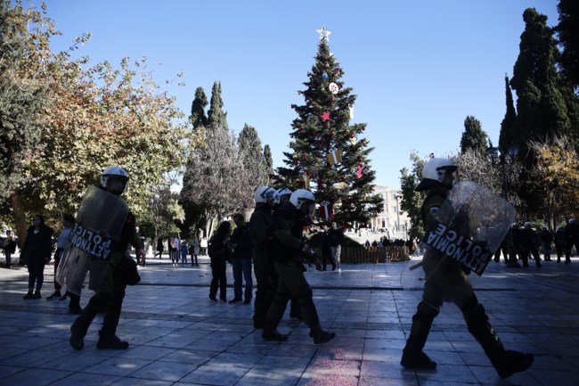 Επέτειος Γρηγορόπουλου: Δυνάμεις των ΜΑΤ φυλάνε ξανά το χριστουγεννιάτικο δέντρο στο Σύνταγμα [εικόνες]