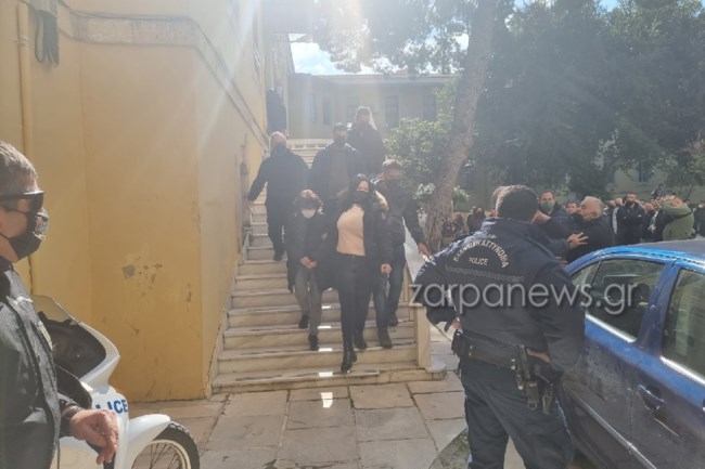 Γηροκομείο στα Χανιά: Ξέσπασαν οι συγγενείς - Με φωνές και βρισιές η αποχώρηση της ιδιοκτήτριας από την Εισαγγελία [εικόνες-βίντεο]