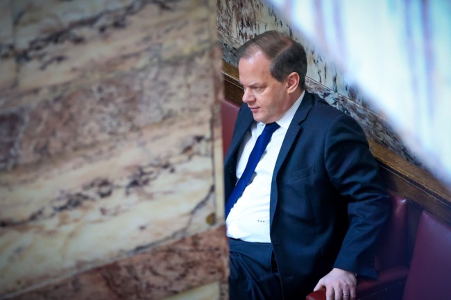 Τα παραλειπόμενα της Βουλής: Η μοναξιά του Καραμανλή, η περισυλλογή του Μητσοτάκη και το "πηγαδάκι" Σαμαρά - Δένδια [εικόνες]