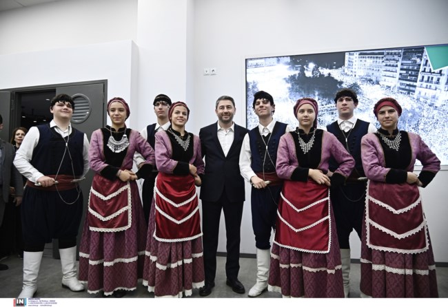 Τα πρωτοχρονιάτικα κάλαντα άκουσε ο Νίκος Ανδρουλάκης: Ευχές, δώρα και κρητικές μαντινάδες [εικόνες]