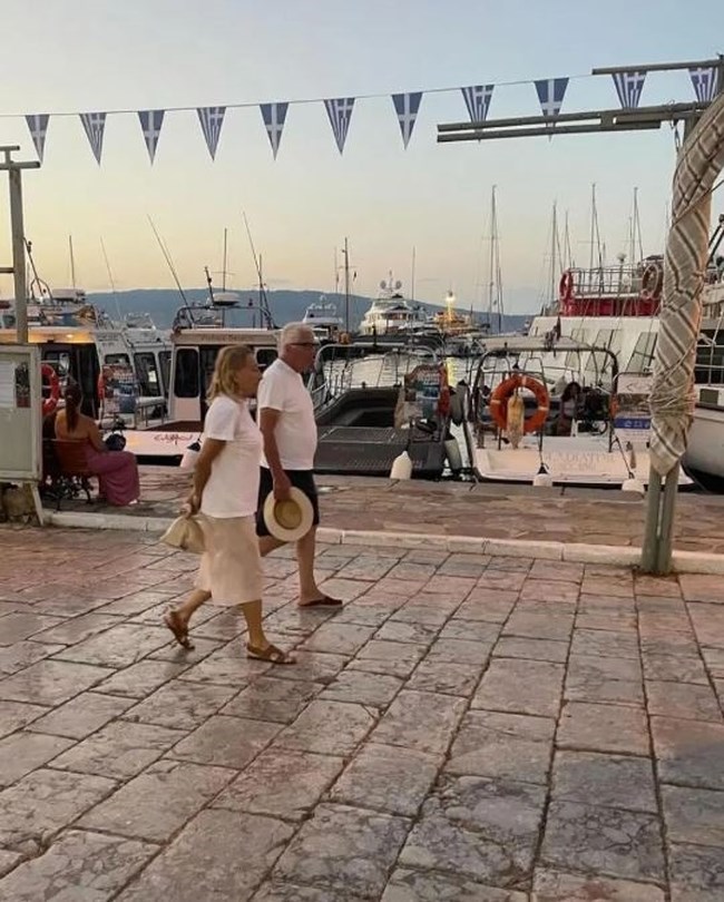 Οι διακοπές του ζεύγους Prada στην Ύδρα - Βόλτα στα σοκάκια του κοσμοπολίτικου νησιού prada