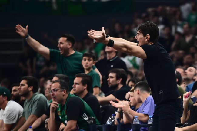 Οι αντιδράσεις του Δημήτρη Γιαννακόπουλου στο ΟΑΚΑ - Μαζί με τα παιδιά του για την πρόκριση του Παναθηναϊκού στο φάιναλ φορ
