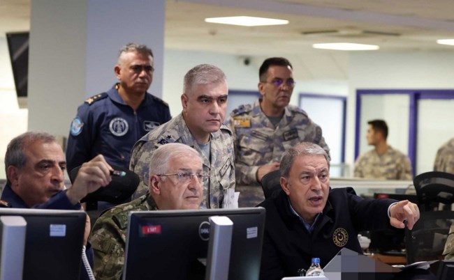 O Τούρκος υπουργος Άμυνας ταράζει τα "ήρεμα νερά" με την Ελλάδα: "Το ιταλικό ερευνητικό πλοίο πήρε άδεια από εμάς"